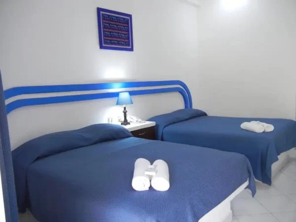 habitaciones acogedoras con servicios esenciales en Hotel Plaza Almendros